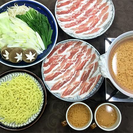 ピリ辛胡麻だれまかないラーメン鍋